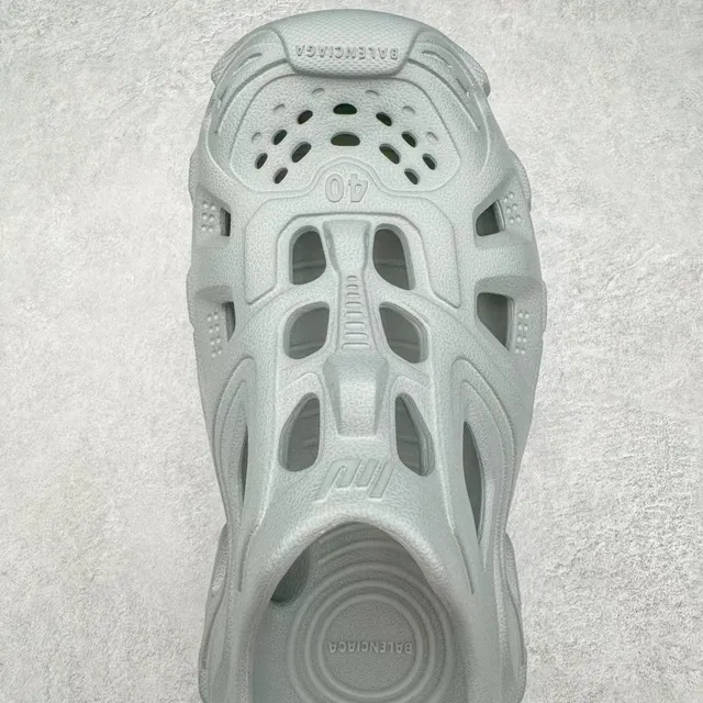 Crocs رمادي رغوة مطبوغة فتحات مهوية زق 7