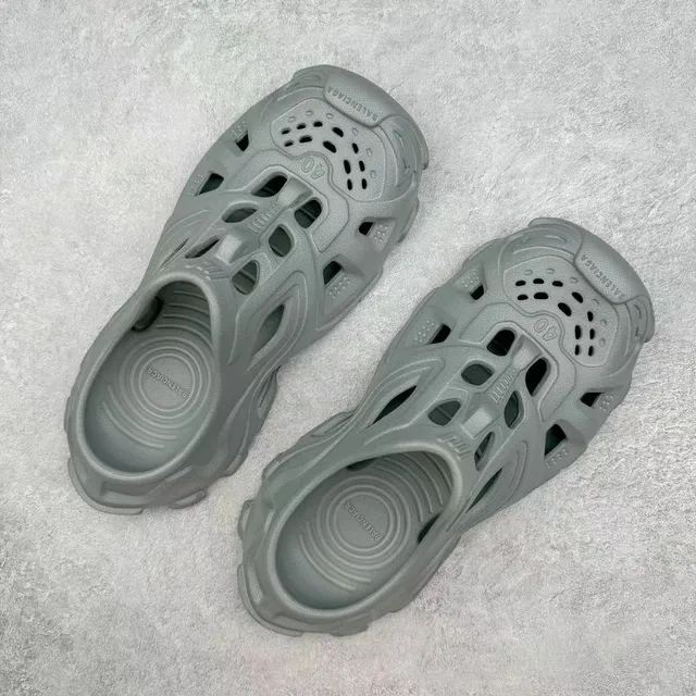 Crocs رمادي رغوة مطبوغة فتحات مهوية زق 8
