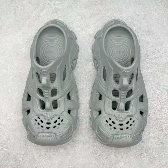 Crocs رمادي رغوة مطبوغة فتحات مهوية زق 9