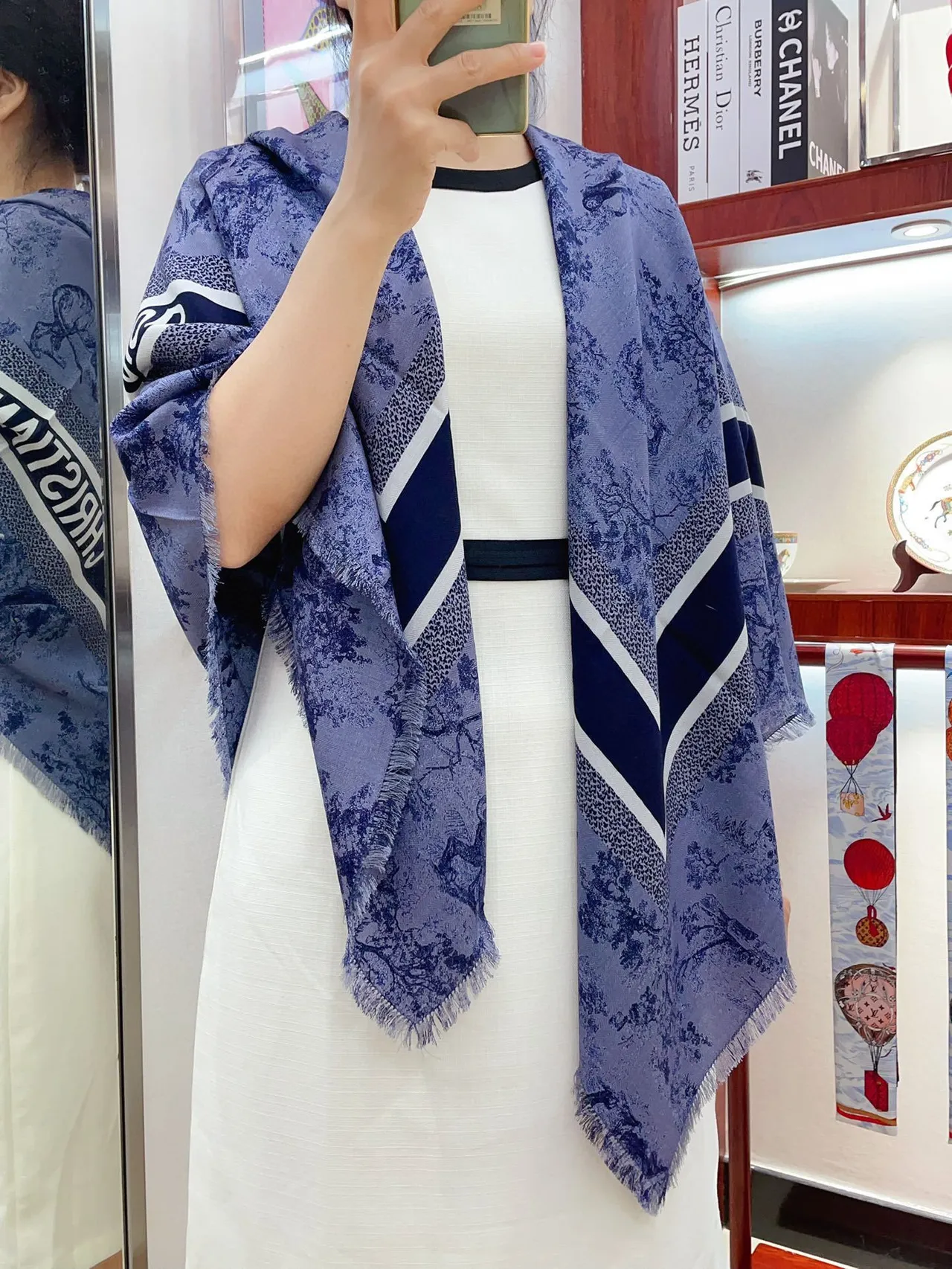 Christian Dior Toile de Jouy Print أزرق بحري و رمادي وشاح حريري 2