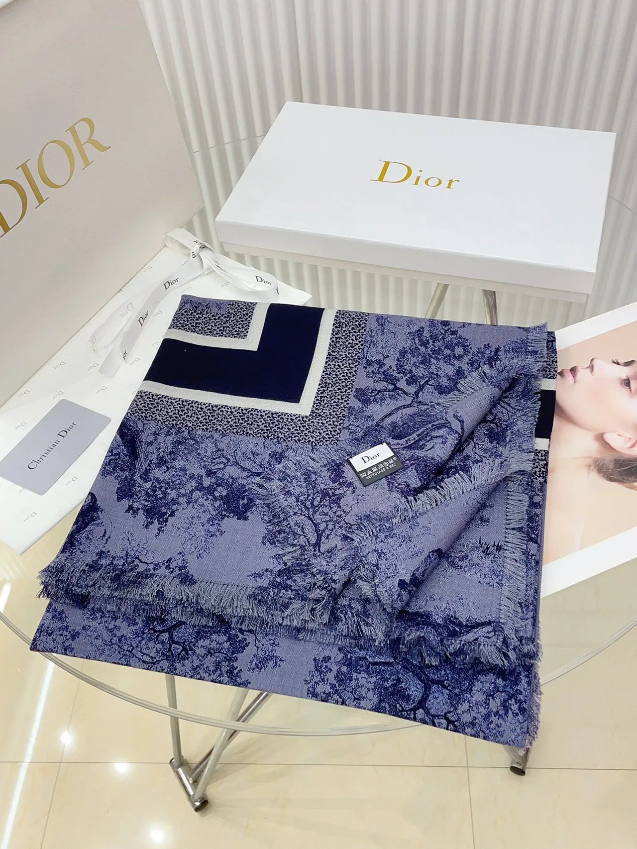 Christian Dior Toile de Jouy Print أزرق بحري و رمادي وشاح حريري 4