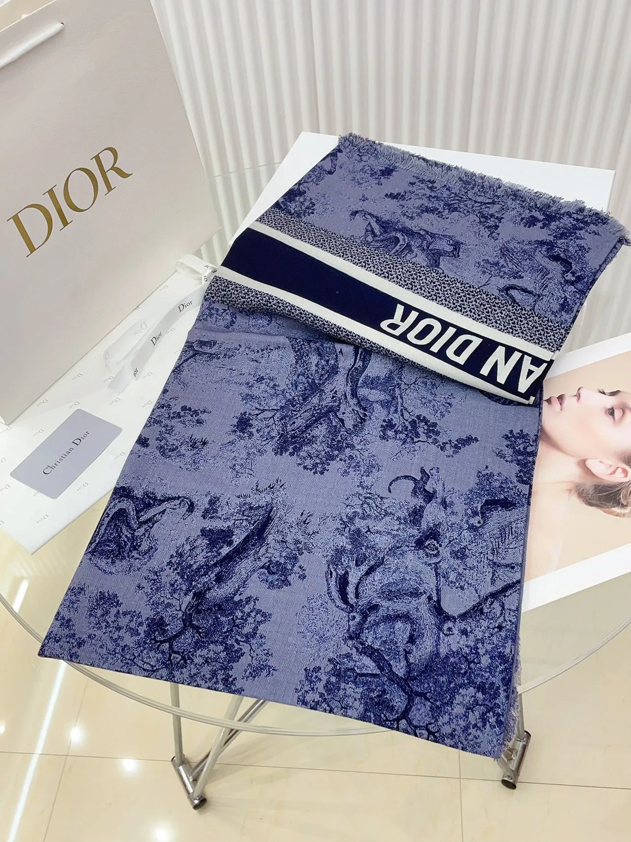 Christian Dior Toile de Jouy Print أزرق بحري و رمادي وشاح حريري 5