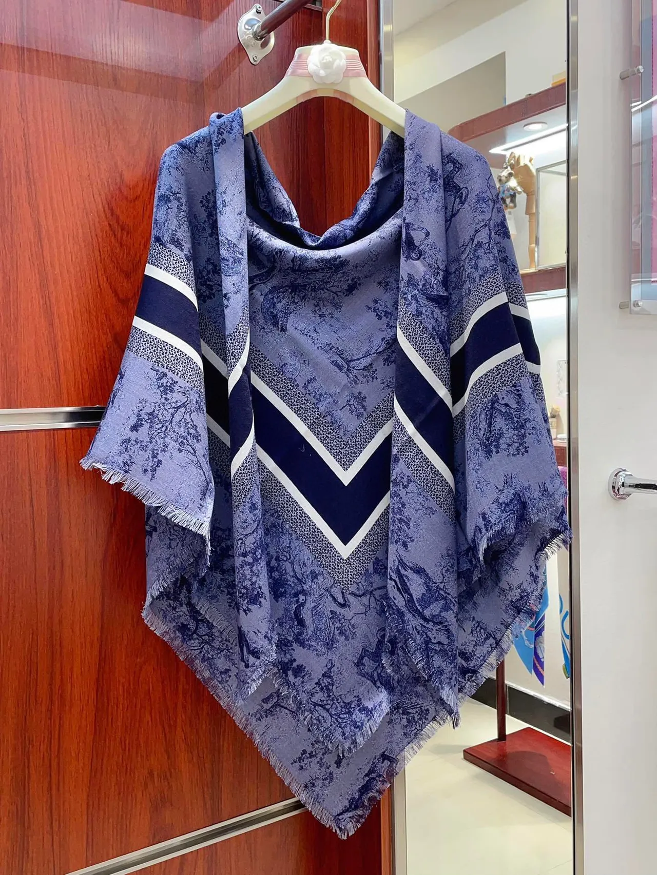 Christian Dior Toile de Jouy Print أزرق بحري و رمادي وشاح حريري 7