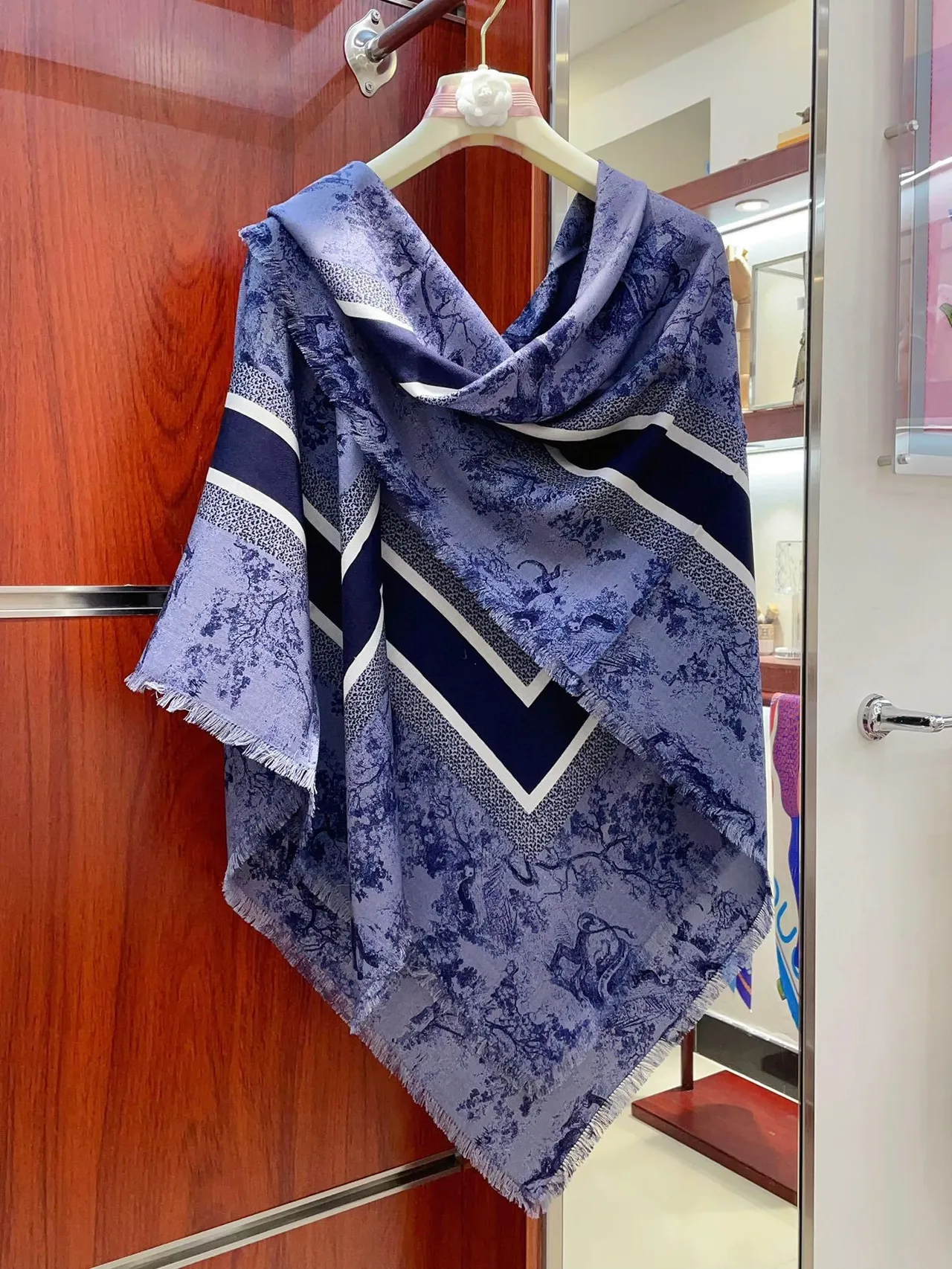 Christian Dior Toile de Jouy Print أزرق بحري و رمادي وشاح حريري 8