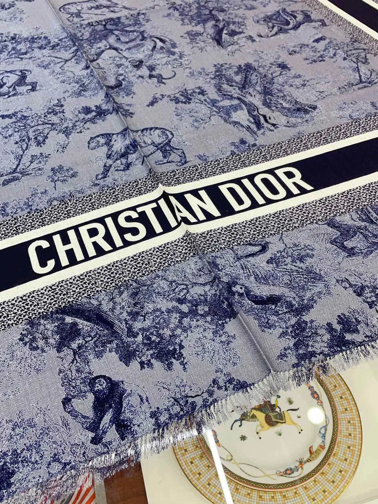 Christian Dior Toile de Jouy Print أزرق بحري و رمادي وشاح حريري 9