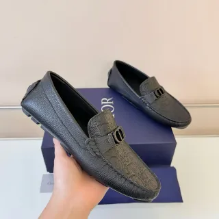 Dior काले दानेदार चमड़े का उभरा मोनोग्राम लोफर