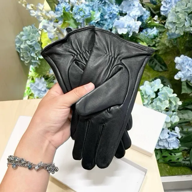 Dior Guantes de cuero negro suave con cierre de lazo decorativo 2