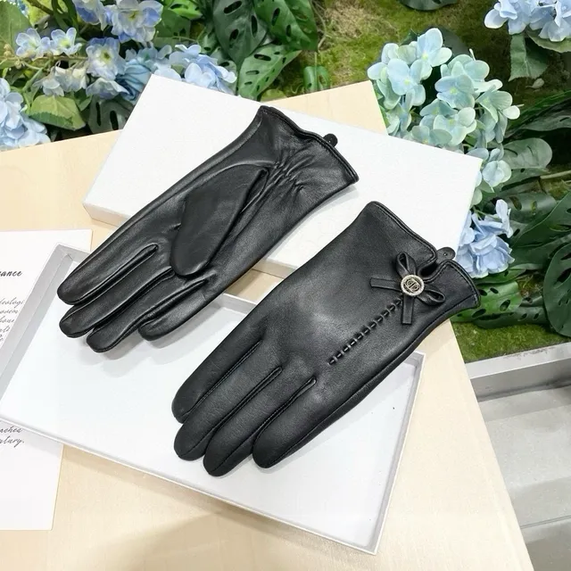 Dior Guantes de cuero negro suave con cierre de lazo decorativo 4