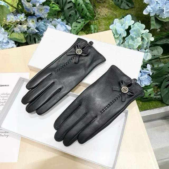 Dior Guantes de cuero negro suave con cierre de lazo decorativo 5
