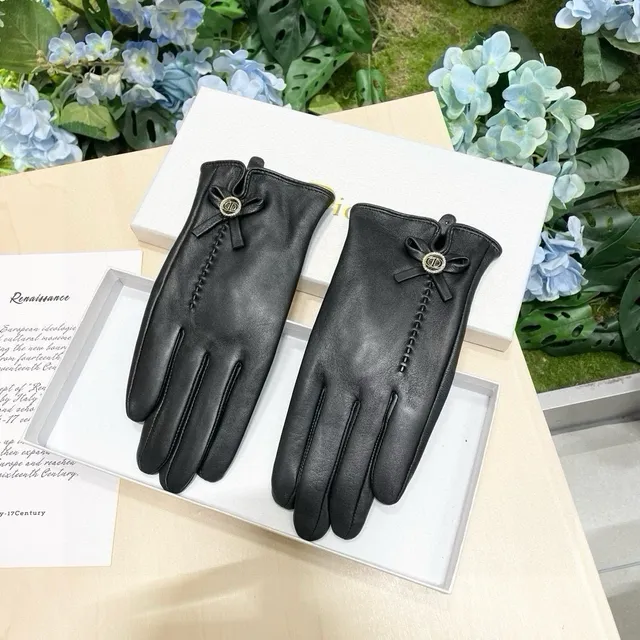 Dior Guantes de cuero negro suave con cierre de lazo decorativo 7