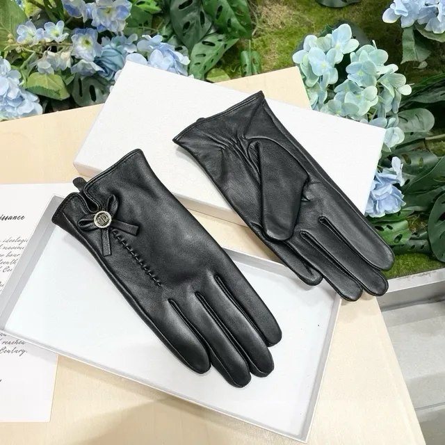 Dior Guantes de cuero negro suave con cierre de lazo decorativo 9