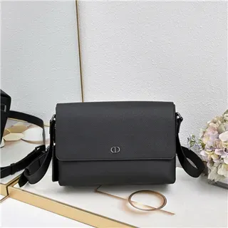Dior Bolsa Cruzada de Couro Texturizado Preto com Flap Frontal