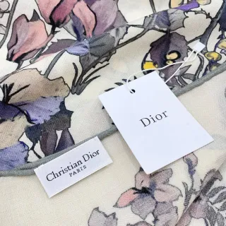 Dior bufanda de seda con impresión floral en color crema