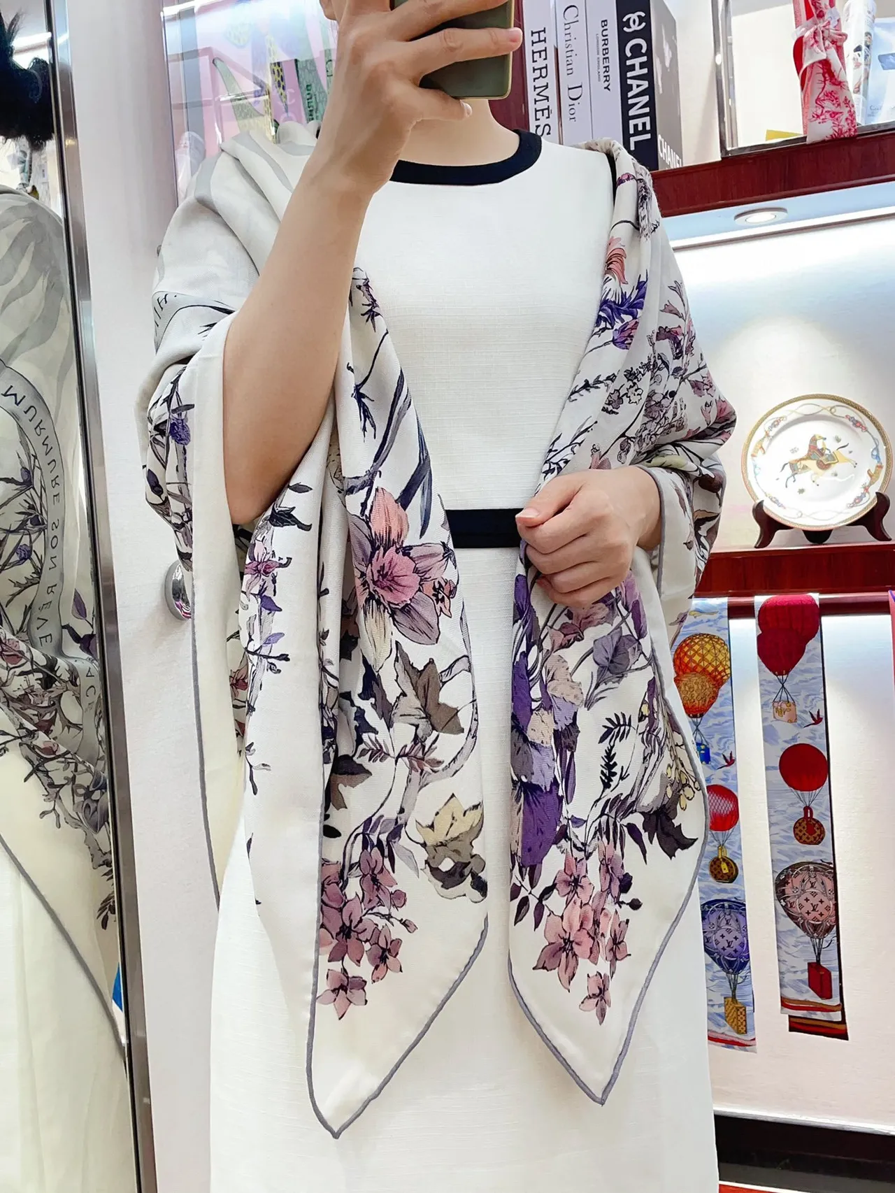 Dior lenço de seda com estampado floral em creme 2