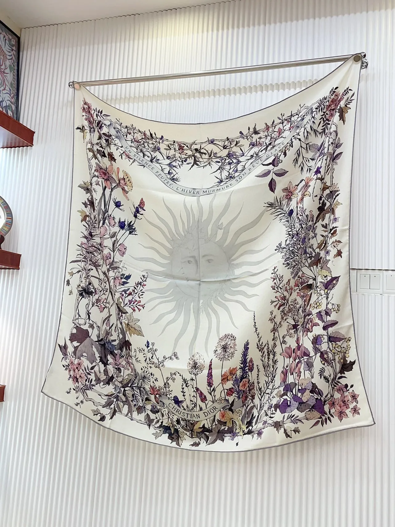 Dior lenço de seda com estampado floral em creme 6