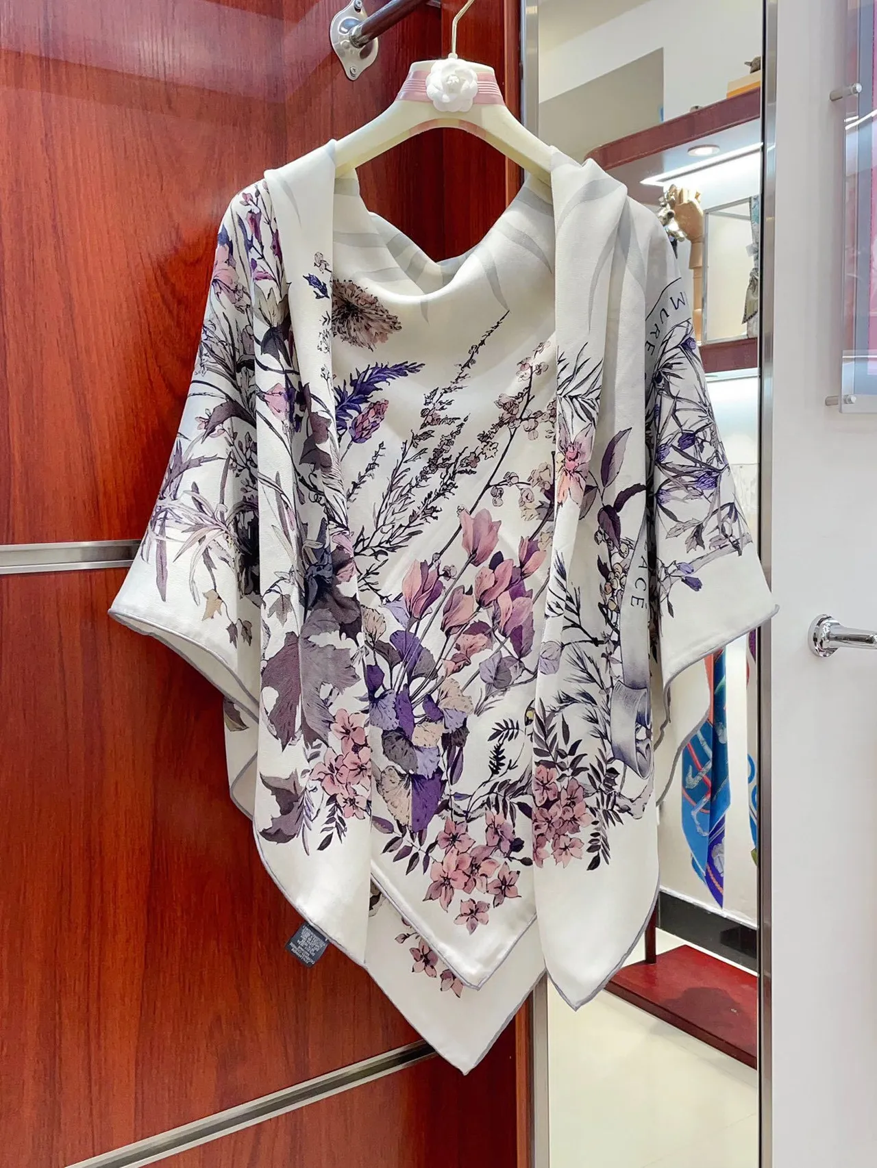 Dior lenço de seda com estampado floral em creme 7