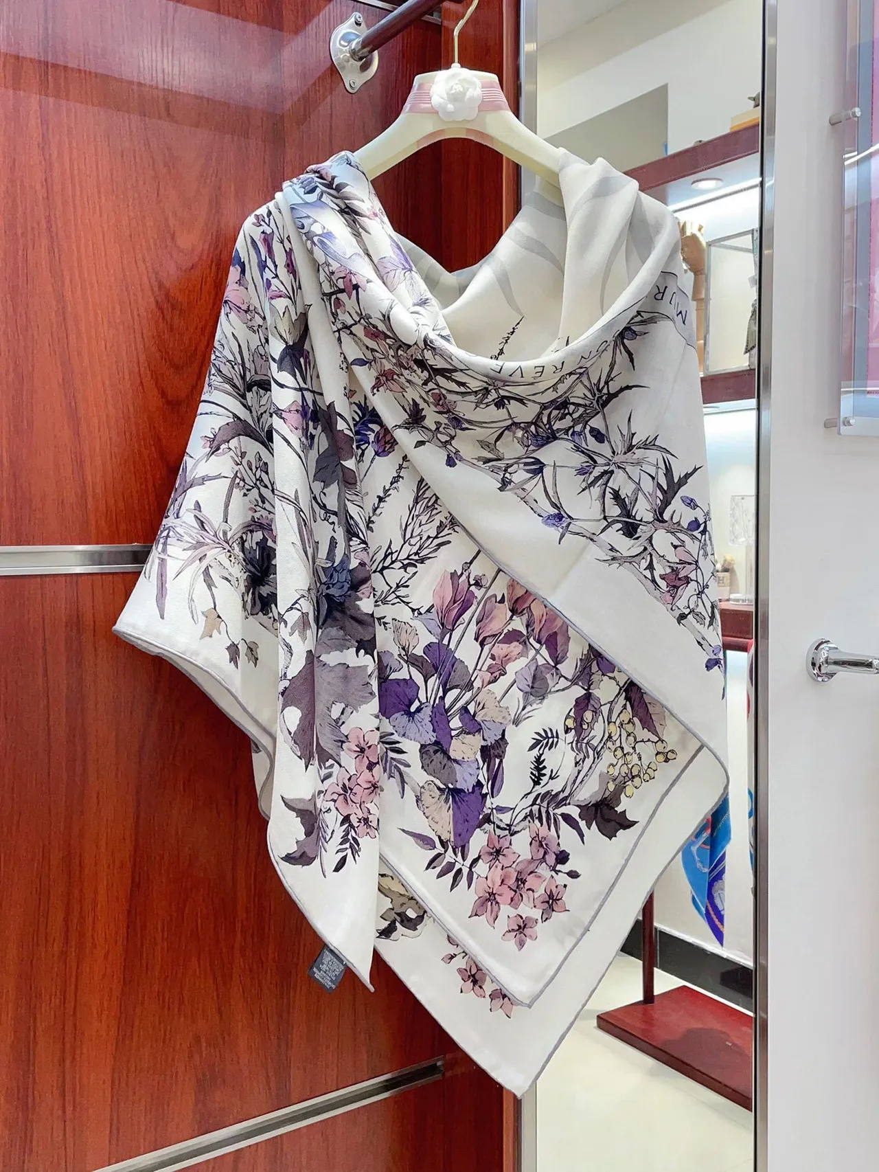 Dior lenço de seda com estampado floral em creme 8