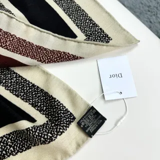 Dior জ্যামিতিক স্ট্রাইপ টেক্সচার্ড সিল্ক স্কার্ফ