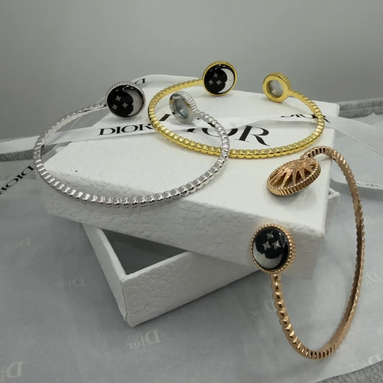 Dior Bracelet Ouvert Doré Motif Soleil et Lune 2