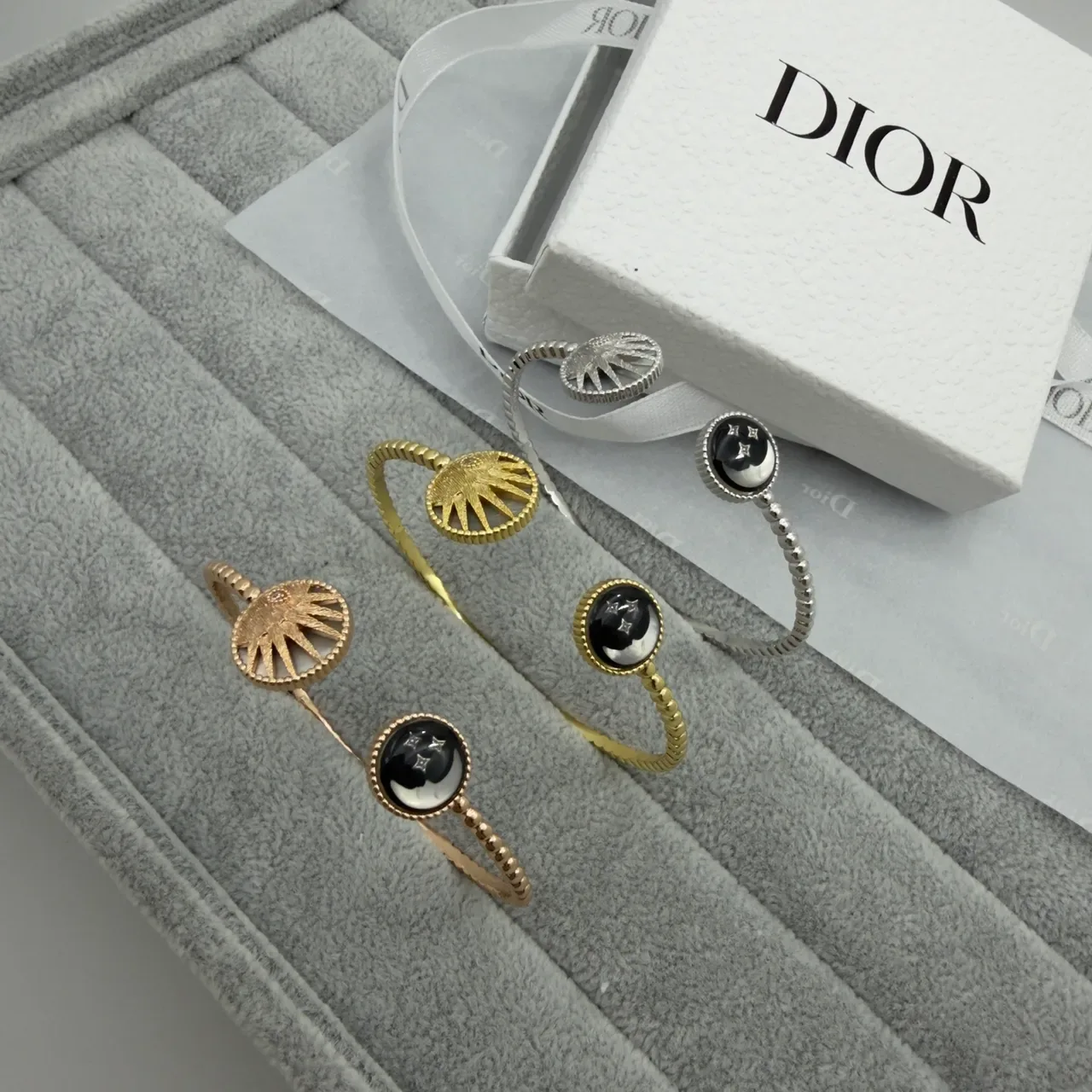 Dior Bracelet Ouvert Doré Motif Soleil et Lune 3
