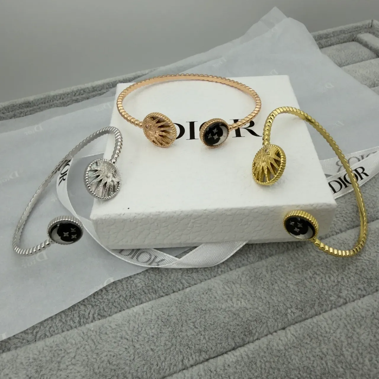 Dior Bracelet Ouvert Doré Motif Soleil et Lune 4