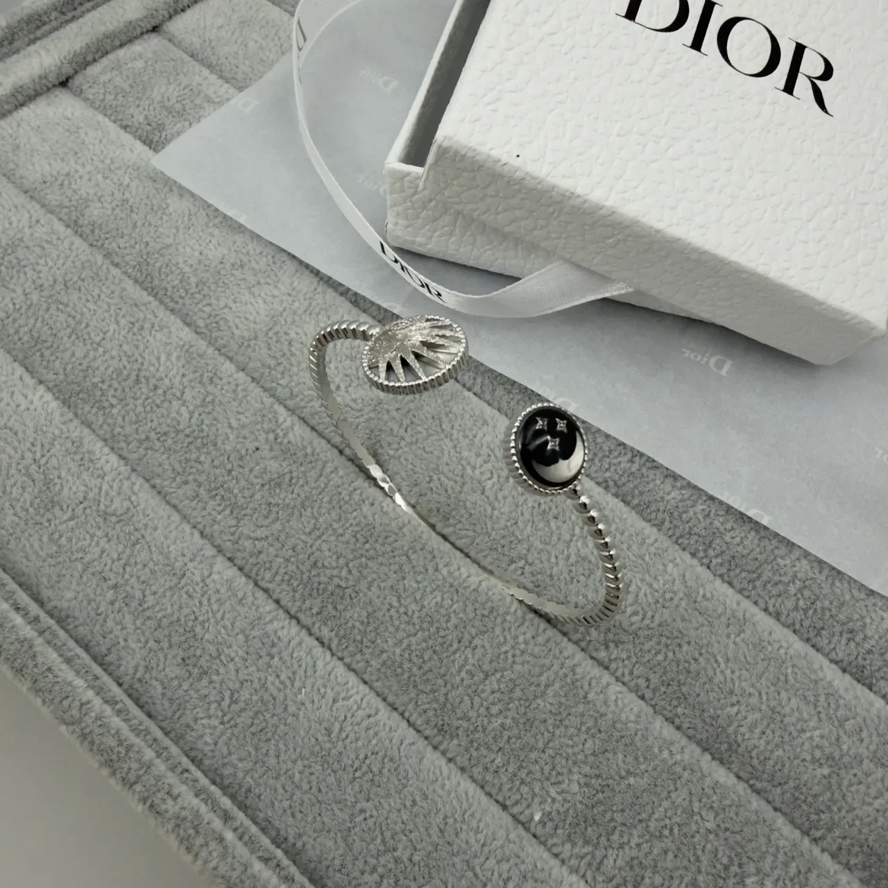 Dior Bracelet Ouvert Doré Motif Soleil et Lune 5