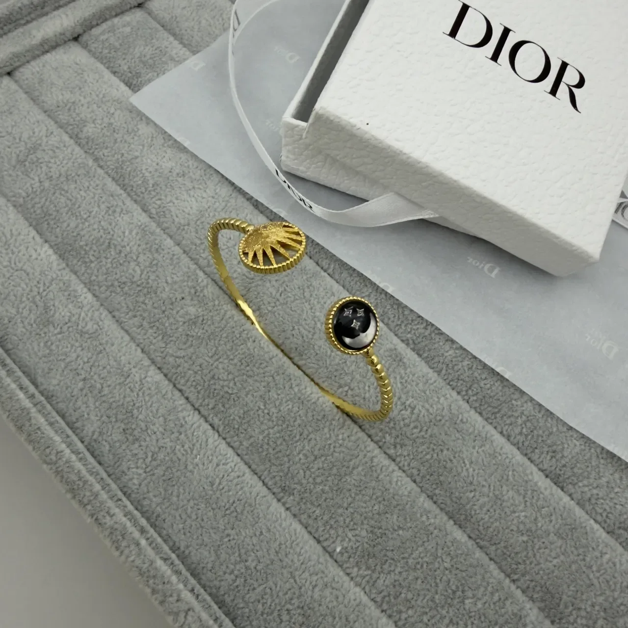 Dior Bracelet Ouvert Doré Motif Soleil et Lune 6