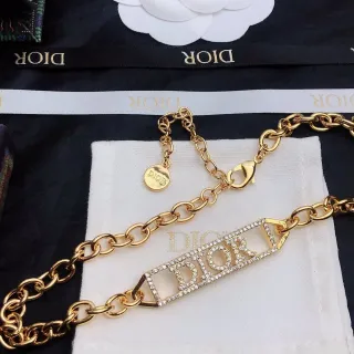 Collier Dior Chaîne à Maillons Ovales Or Blanc Ornée de Cristaux Plaque Logo