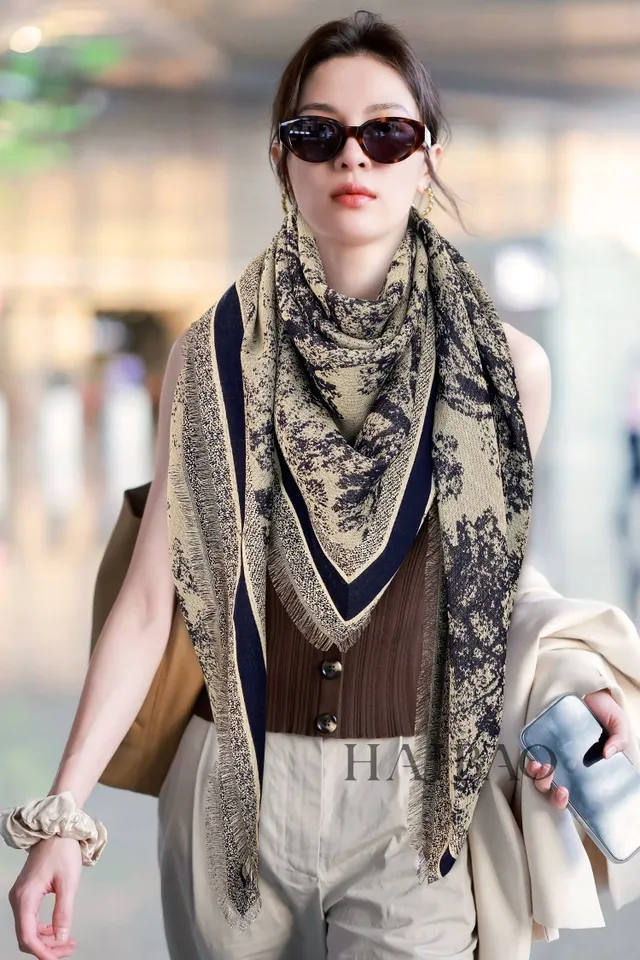 Écharpe en Cashmere Navy et Beige avec Motif Animal de Jungle de Dior 2