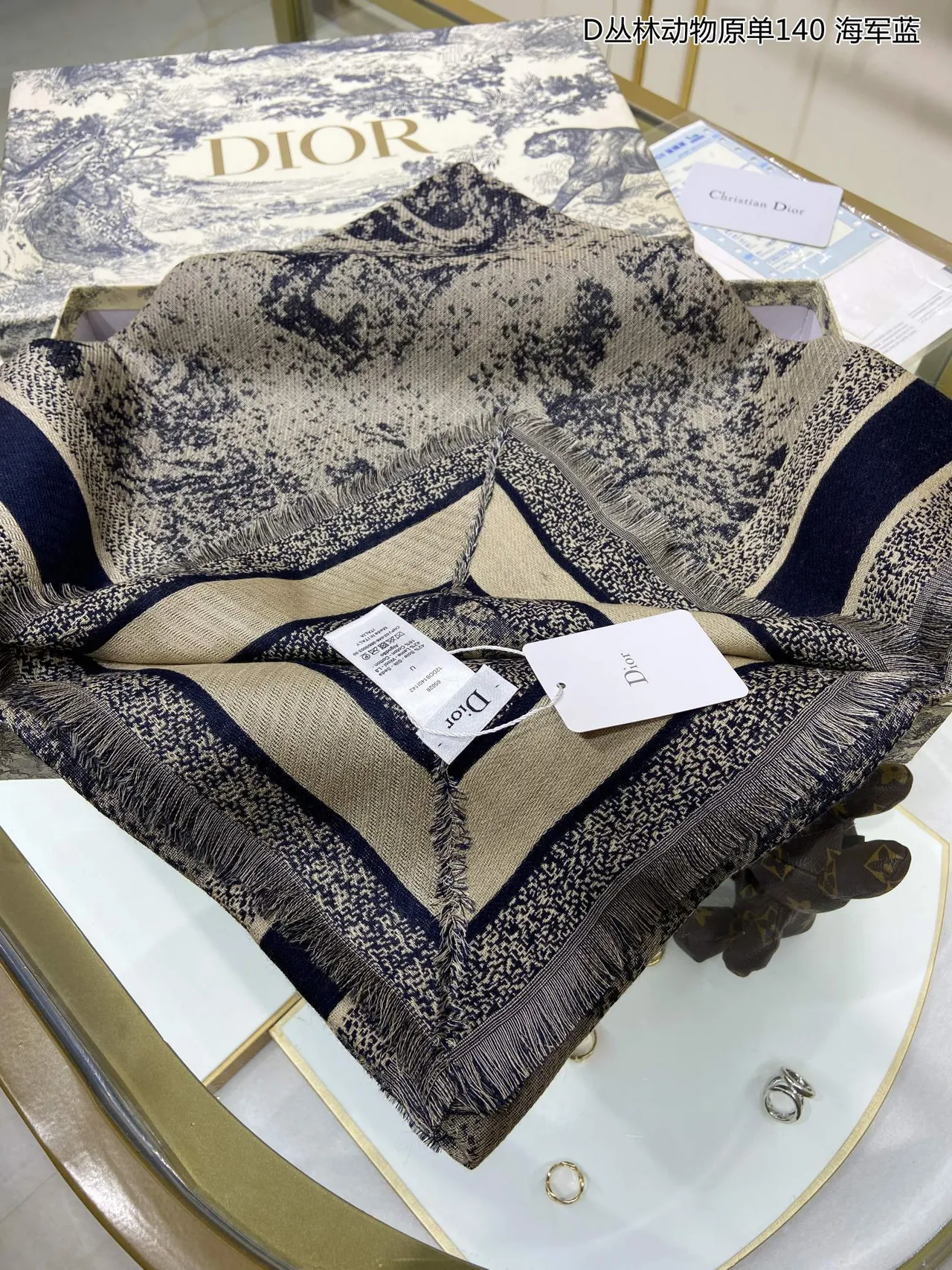 Écharpe en Cashmere Navy et Beige avec Motif Animal de Jungle de Dior 4