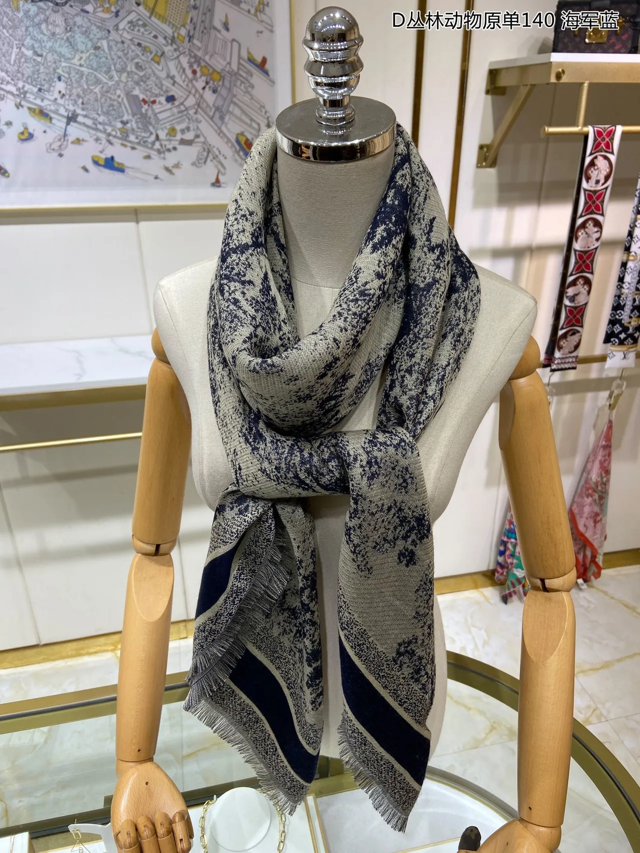 Écharpe en Cashmere Navy et Beige avec Motif Animal de Jungle de Dior 7