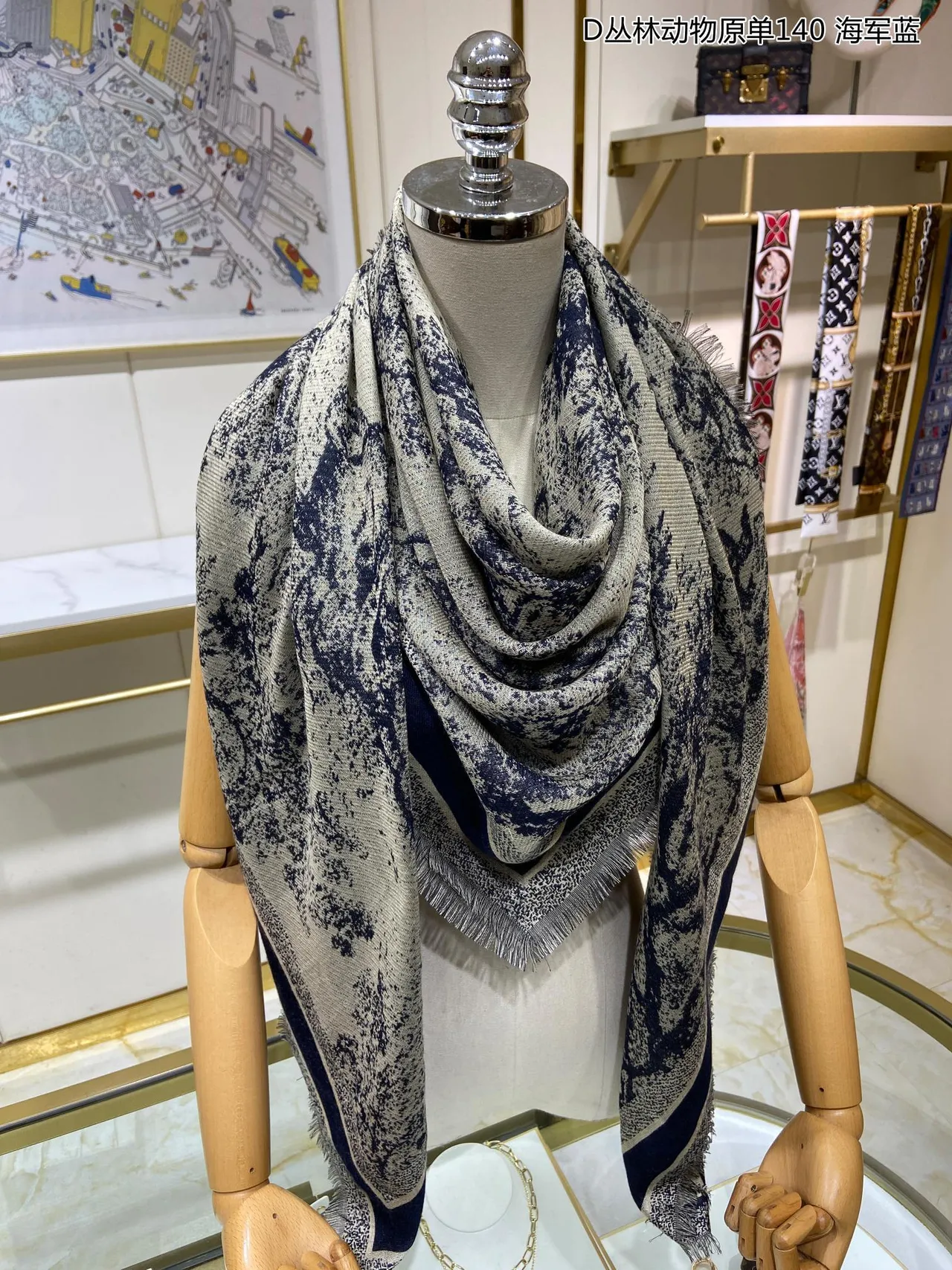 Écharpe en Cashmere Navy et Beige avec Motif Animal de Jungle de Dior 8