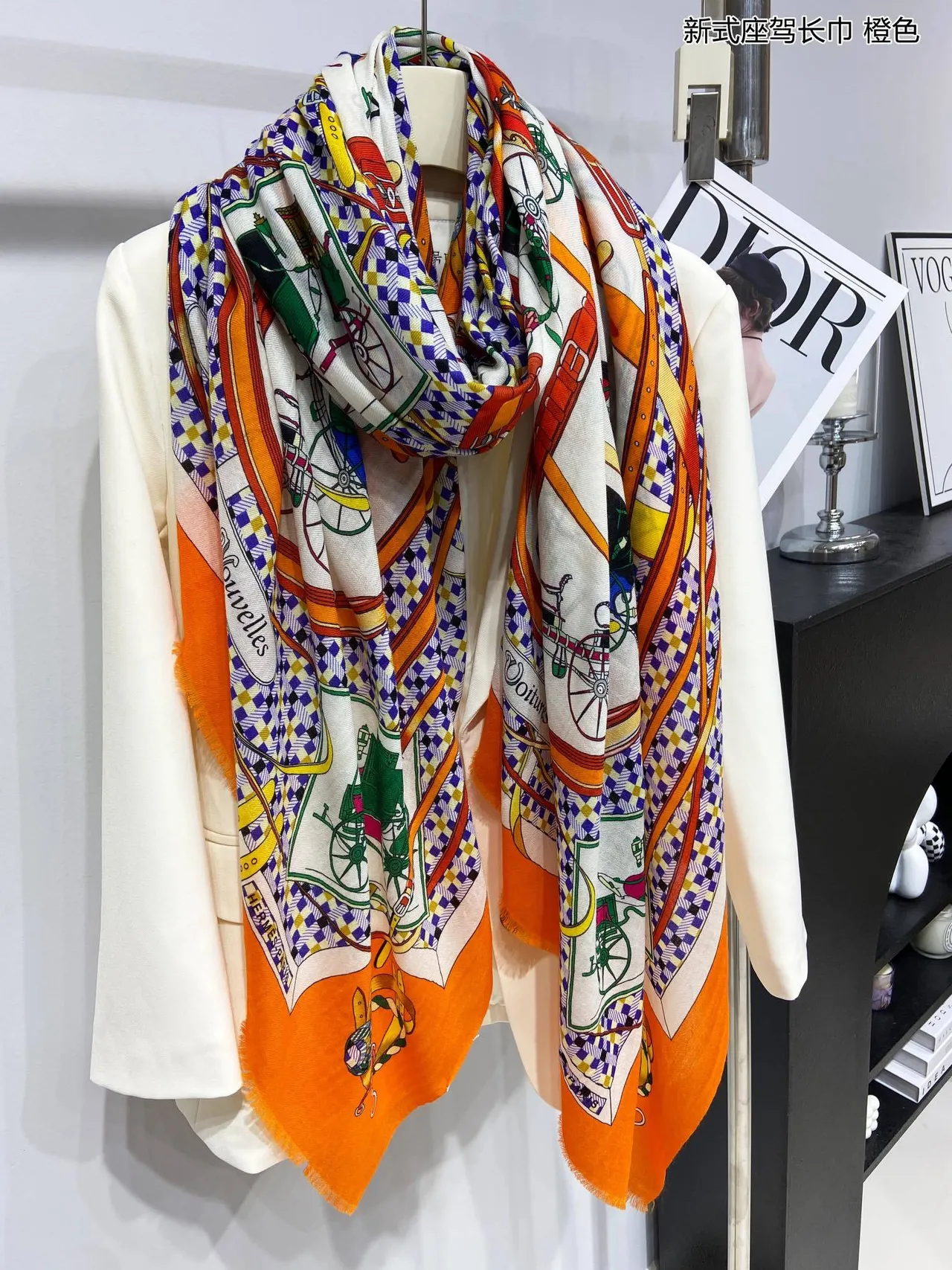 Dior Les Voitures Merveilles Écharpe en soie à bord orange 8