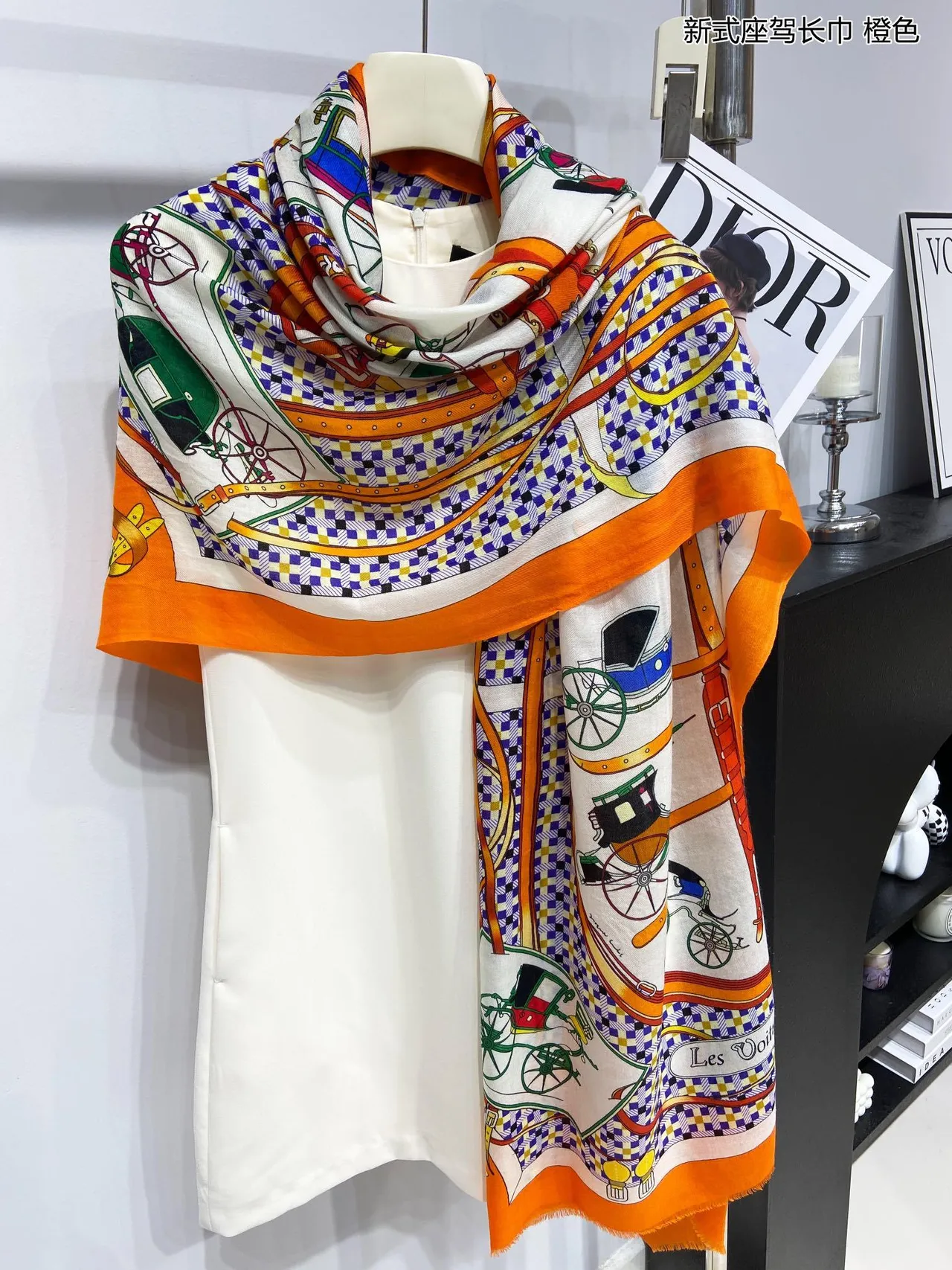 Dior Les Voitures Merveilles Écharpe en soie à bord orange 9