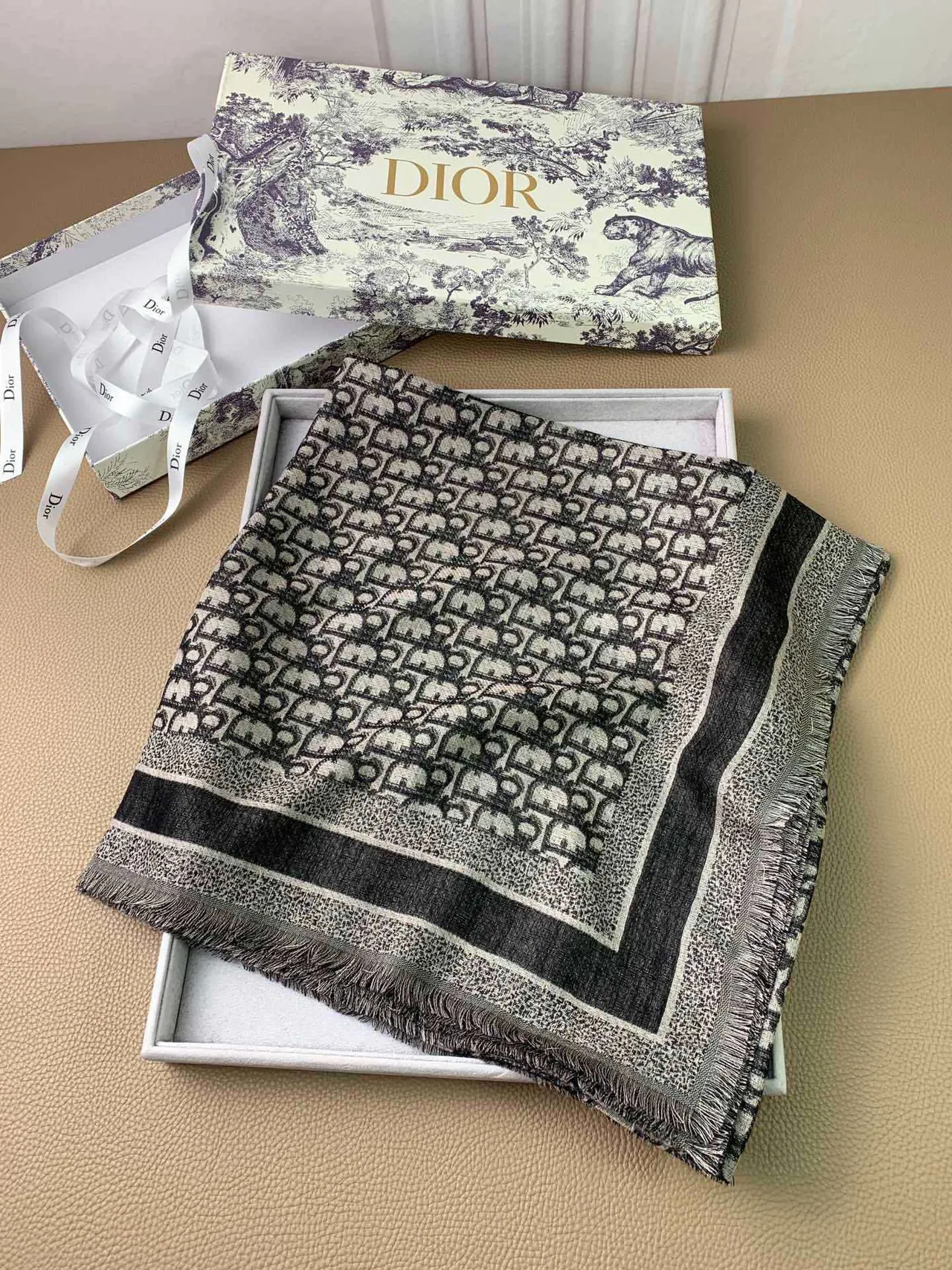 Dior Oblique Monogram cachecol bege e preto de cashmere 4