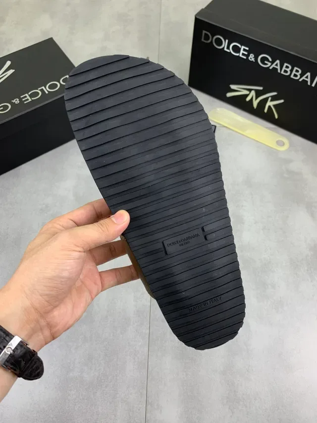 Dolce & Gabbana Beige Black Sandálias de Duas Tiras Deslizantes de Couro Texturizado Superior Casual 2