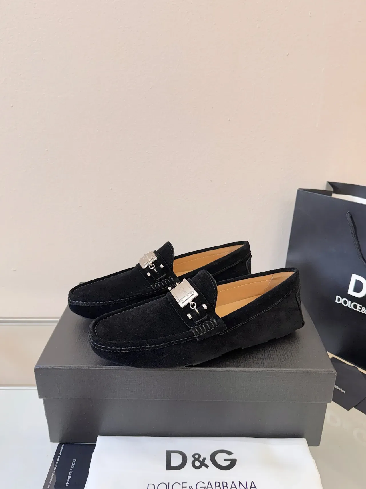 Dolce & Gabbana Mocassim Preto Prata Ante Superior Acento De Placa De Metal 2