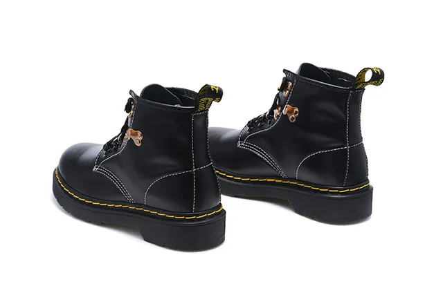 Dr. Martens 1460 Botas Martin de Cuero Negro con Costura Amarilla 5