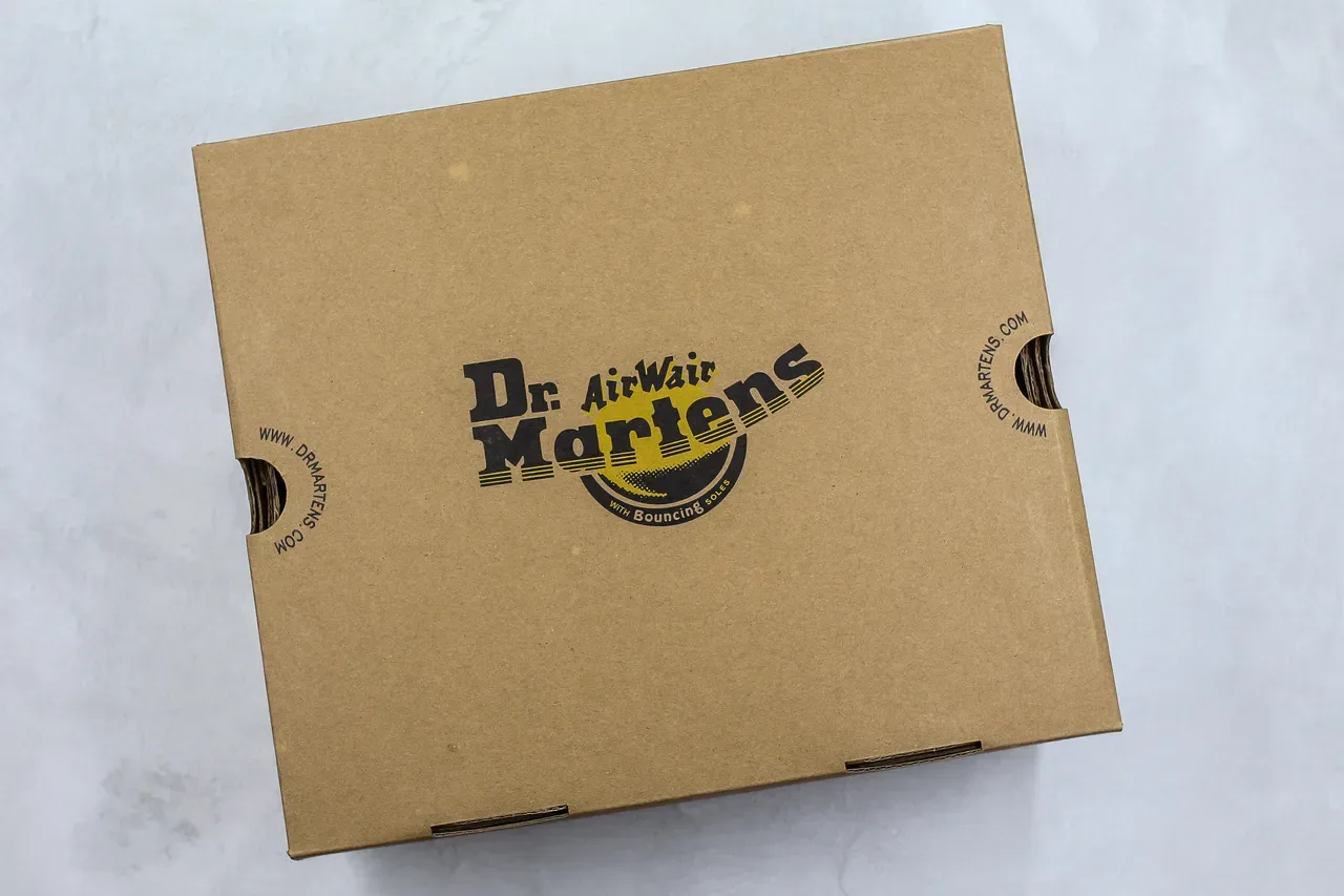 Dr. Martens Black Yellow Smooth Leather Elastic Side Gussets Chelsea Boots 2