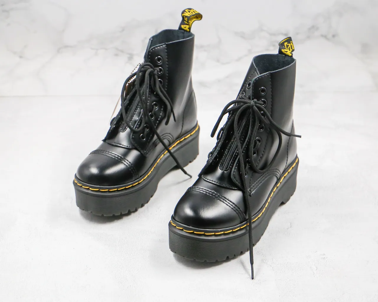 Dr. Martens Jadon Botas Martin Negro Amarillo Suela Plataforma Punta Cuadrada 9