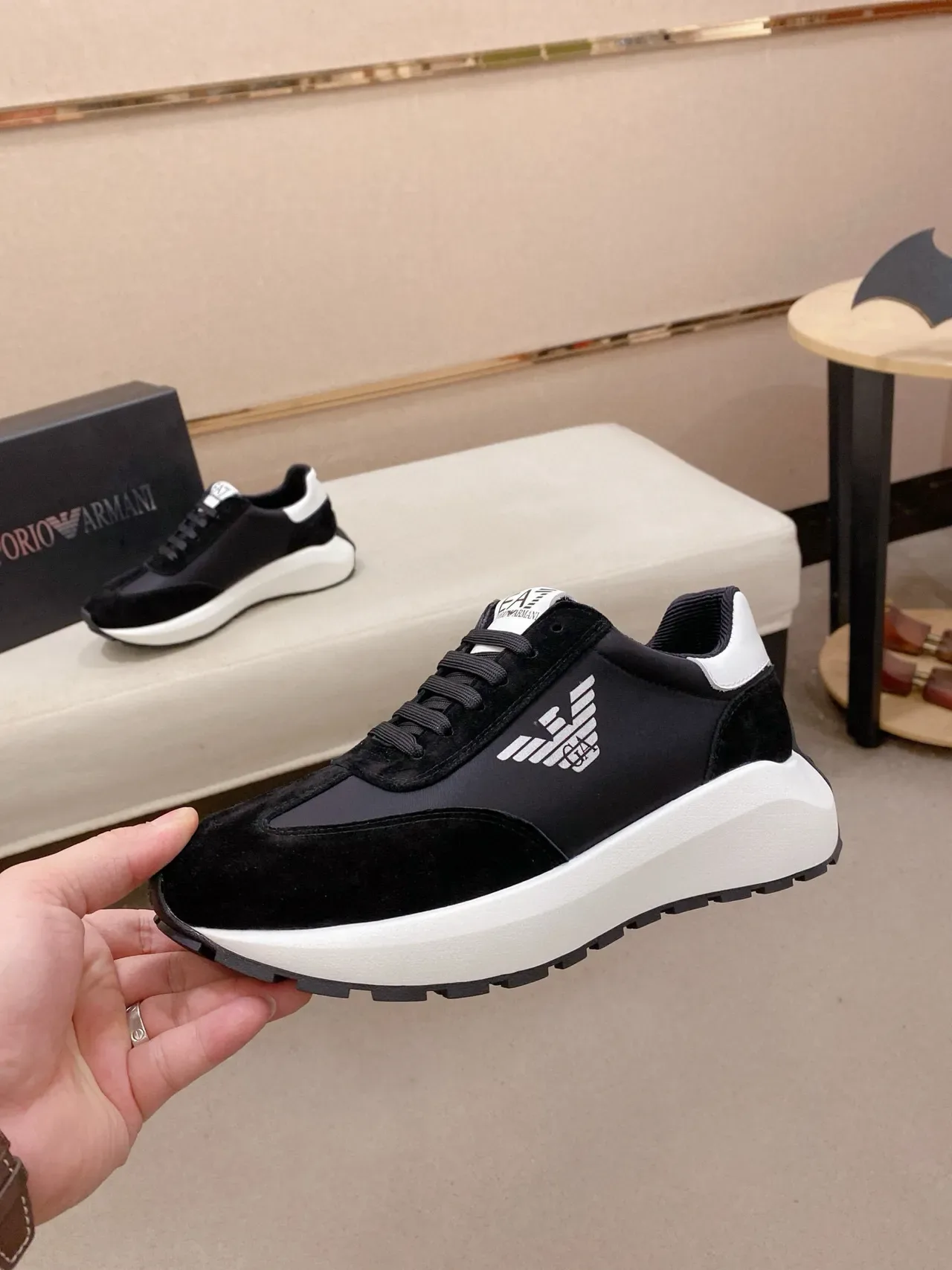 Emporio Armani Eagle Logo Chaussures lifestyle noires et blanches 3
