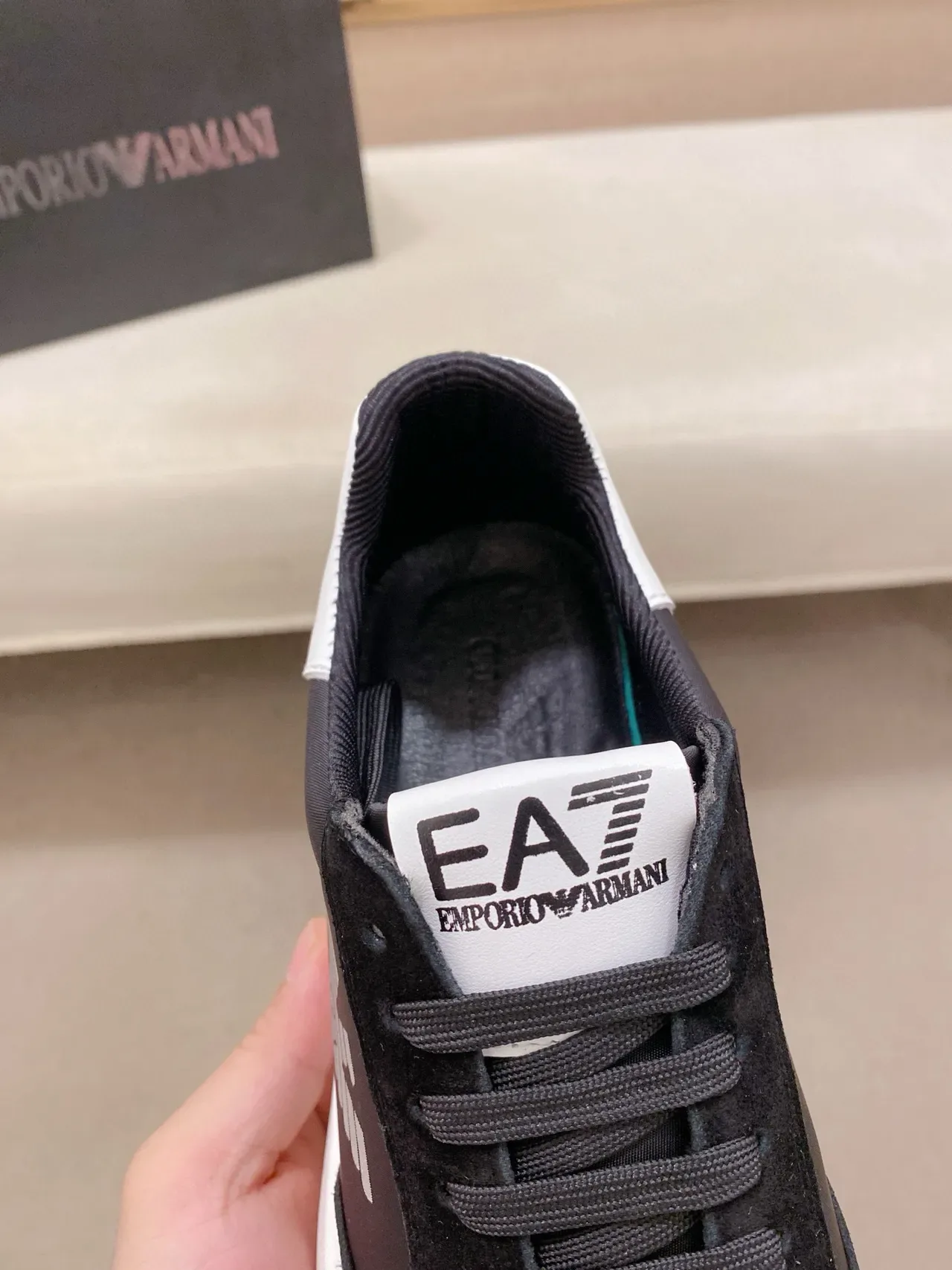 Emporio Armani Eagle Logo Chaussures lifestyle noires et blanches 6
