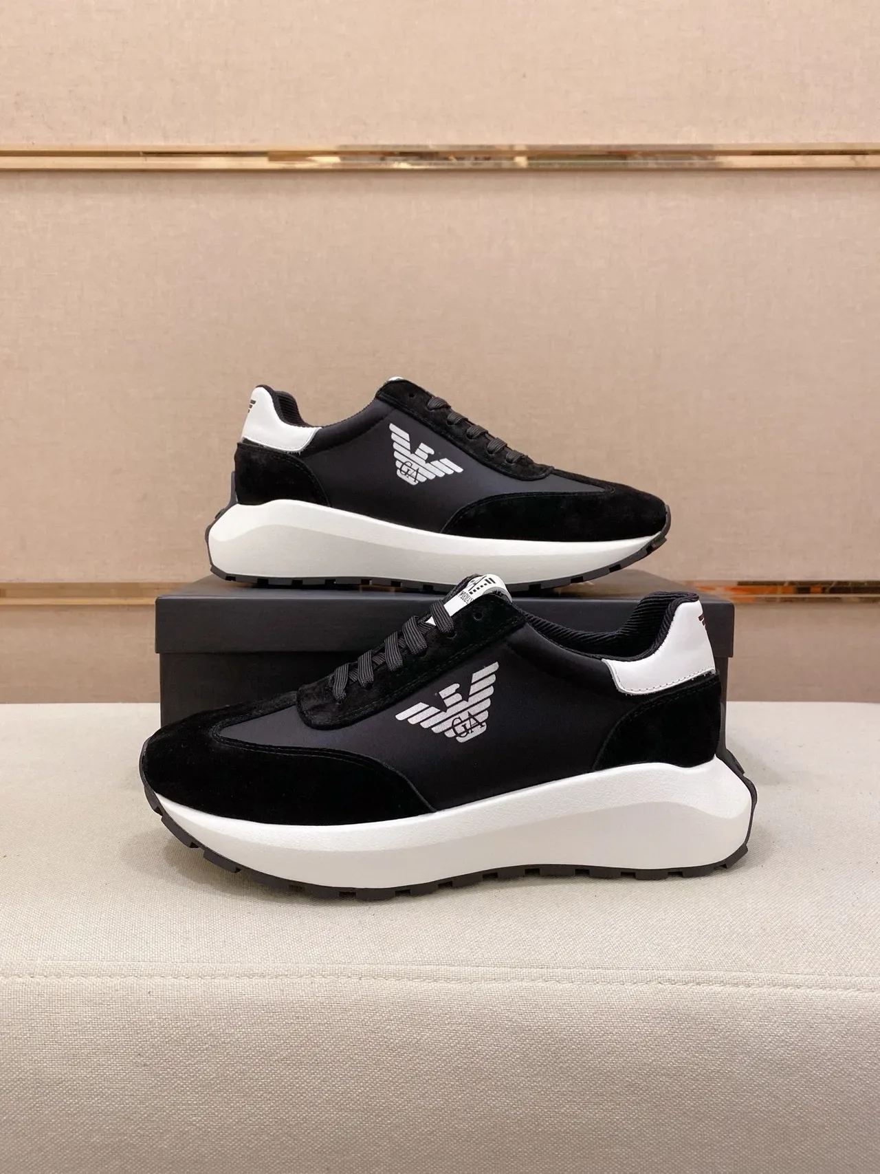 Emporio Armani Eagle Logo Chaussures lifestyle noires et blanches 7