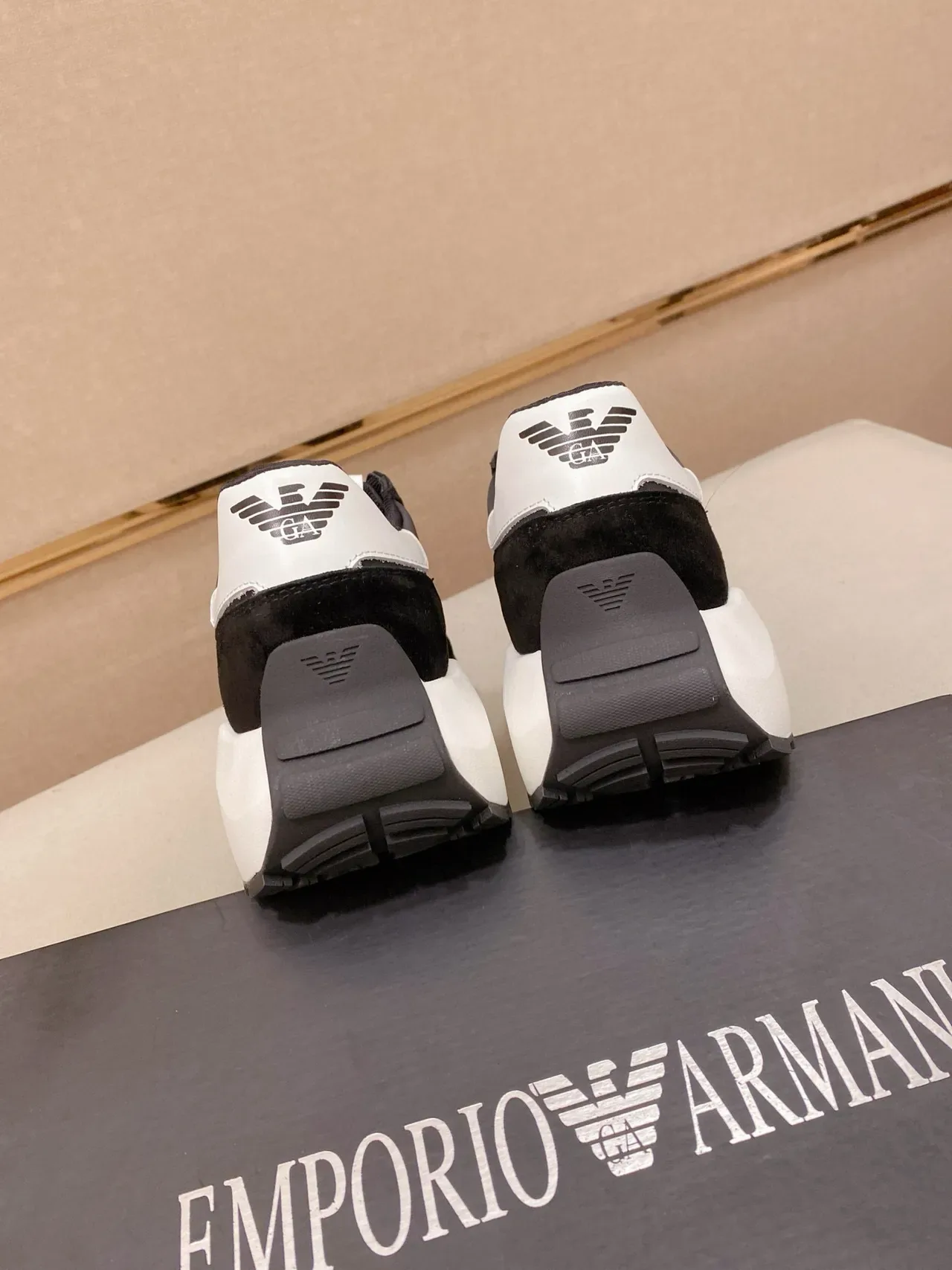 Emporio Armani Eagle Logo Chaussures lifestyle noires et blanches 8