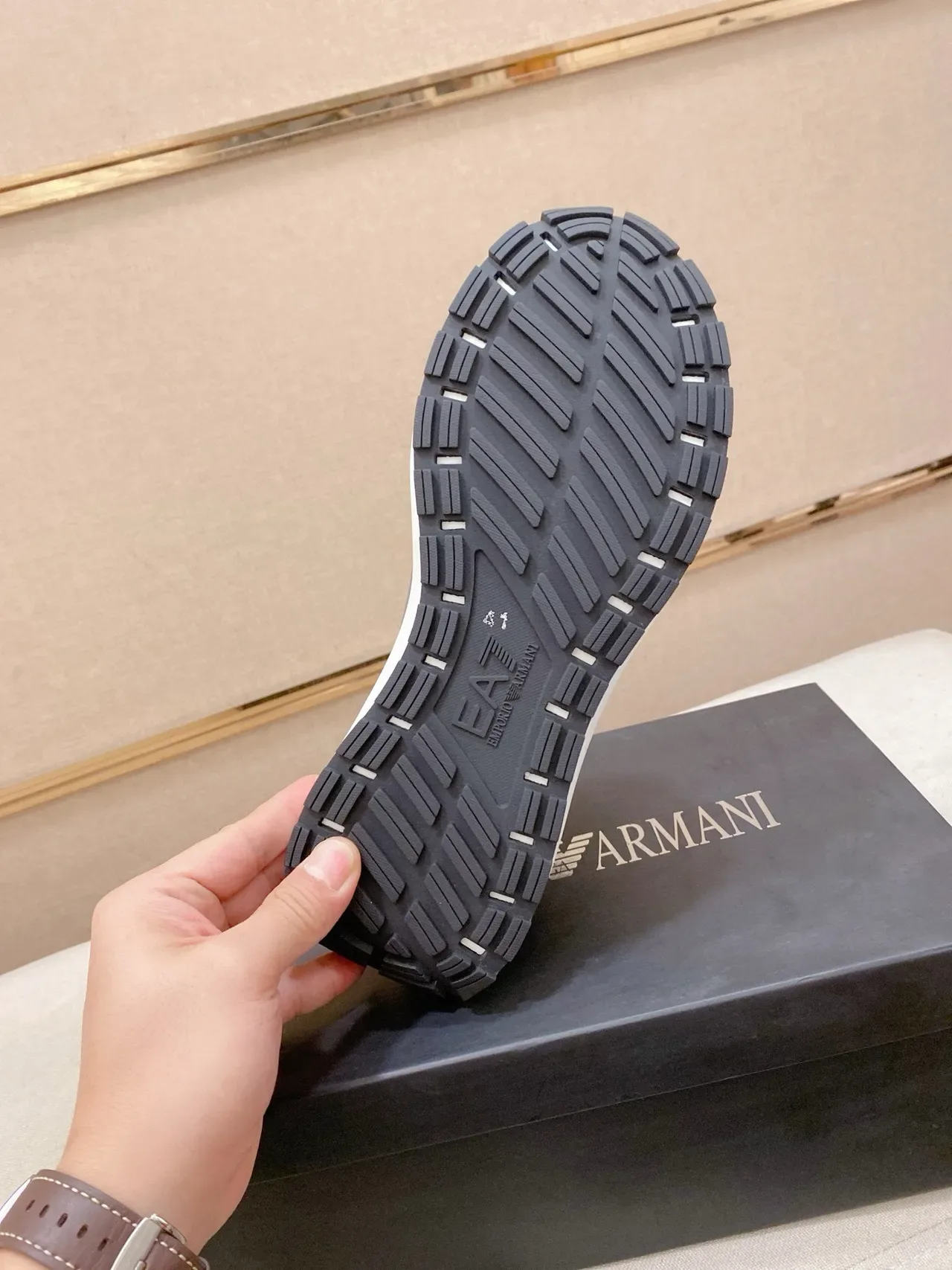 Emporio Armani Eagle Logo Chaussures lifestyle noires et blanches 9