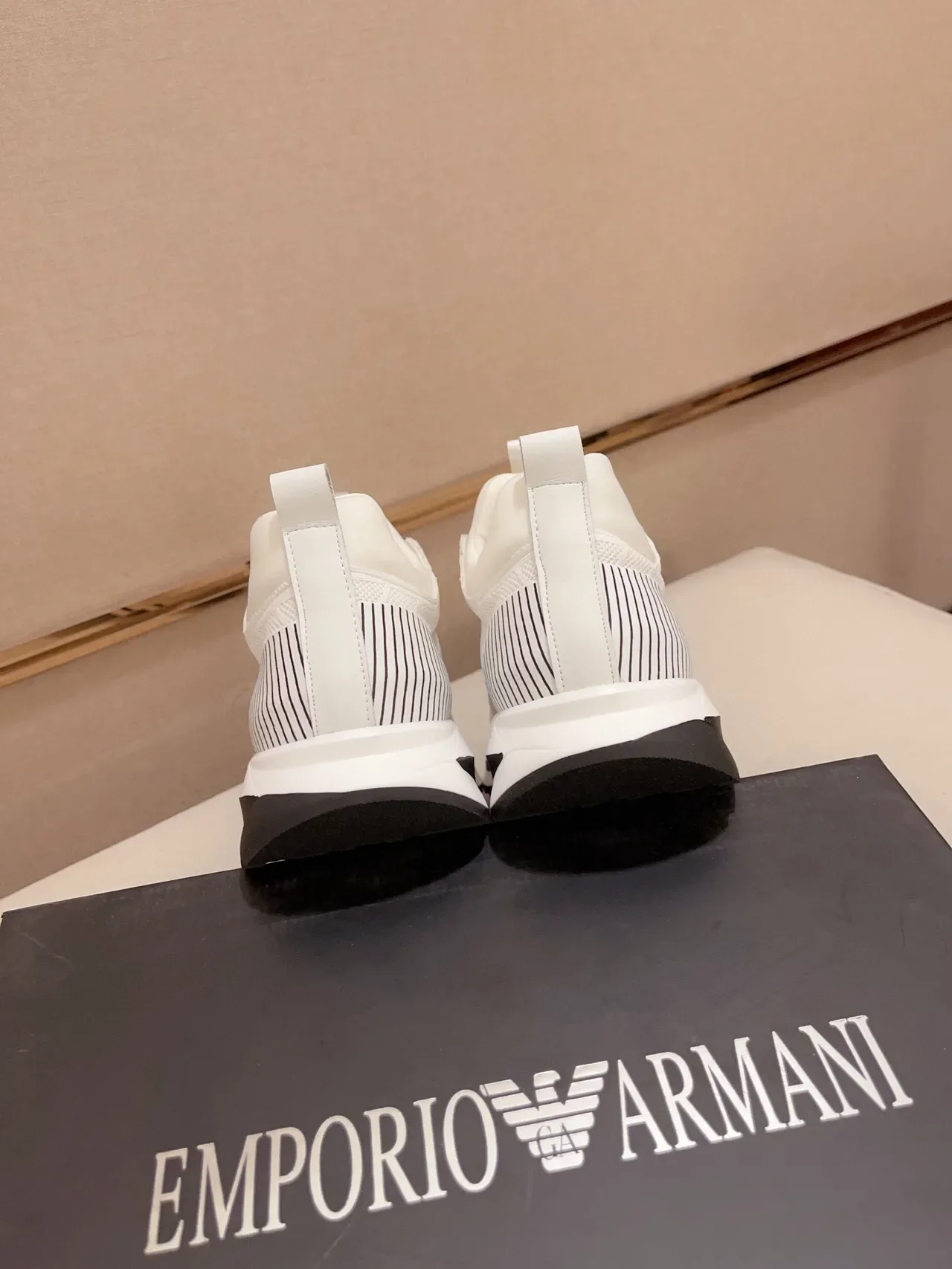 Emporio Armani Sneakers Lifestyle Blanc et Noir avec Logo de l'Aigle 3