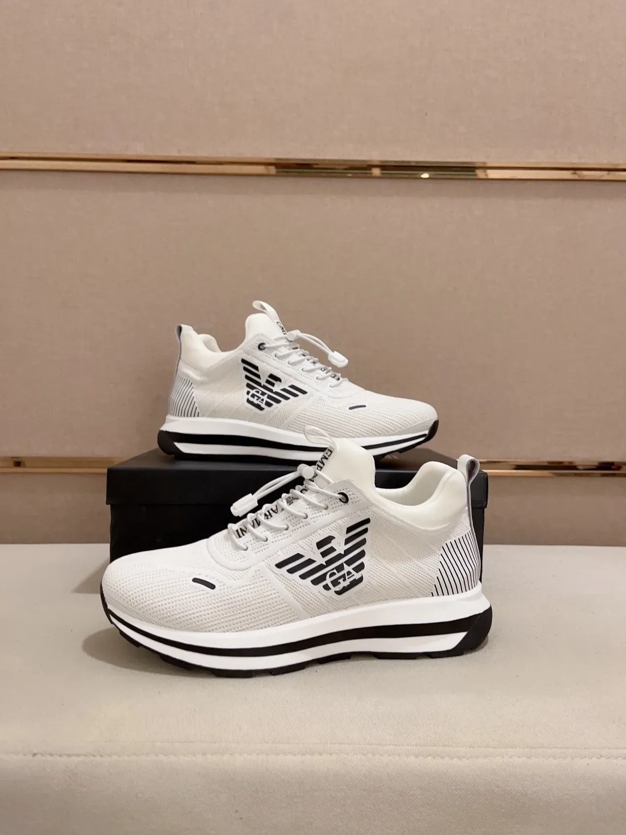 Emporio Armani Sneakers Lifestyle Blanc et Noir avec Logo de l'Aigle 4