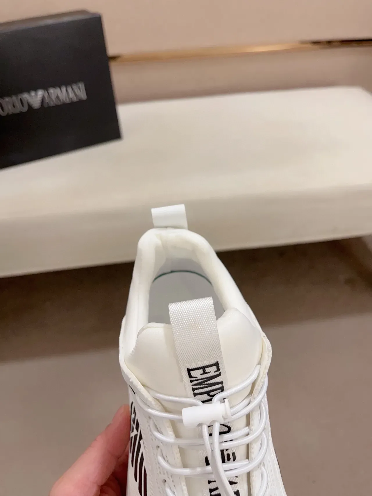 Emporio Armani Sneakers Lifestyle Blanc et Noir avec Logo de l'Aigle 5