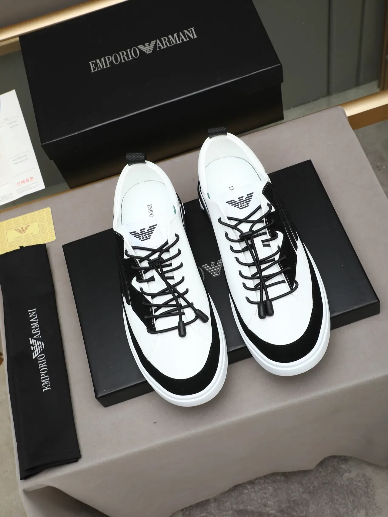 Emporio Armani Zapatillas Lifestyle Rayadas Blancas y Negras 2
