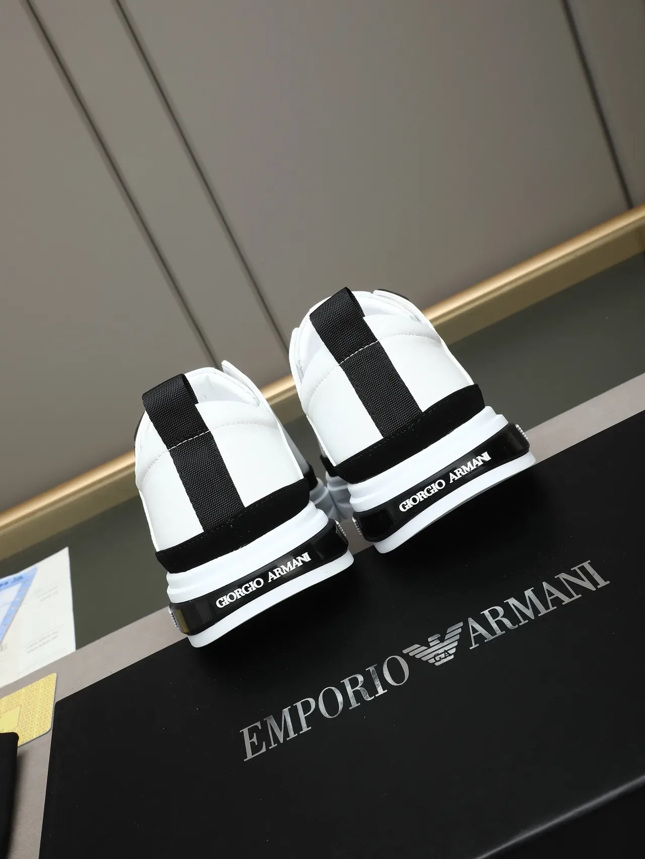 Emporio Armani Zapatillas Lifestyle Rayadas Blancas y Negras 3
